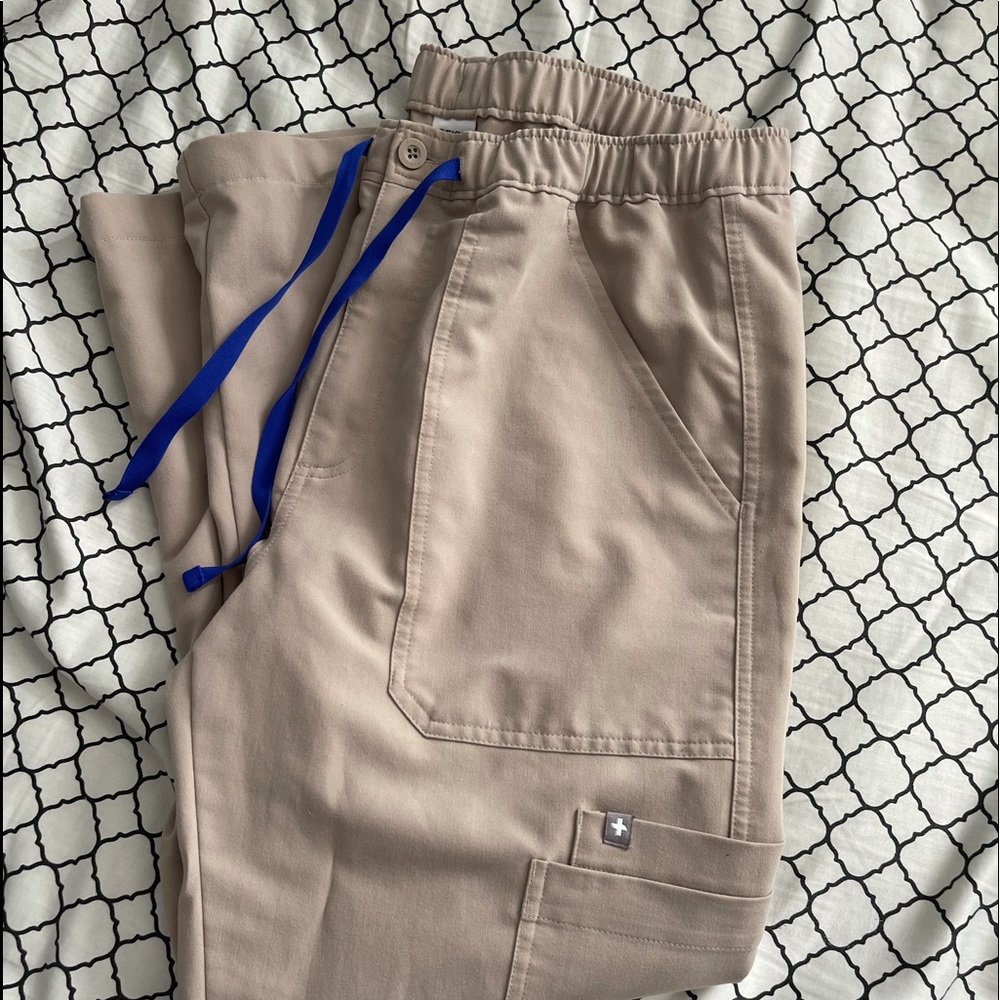 Figs size medium cargos